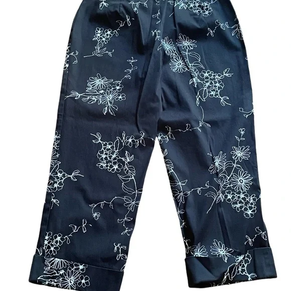 Rafaella‎ capris, black with white flowers, size 8 - Picture 3 of 5